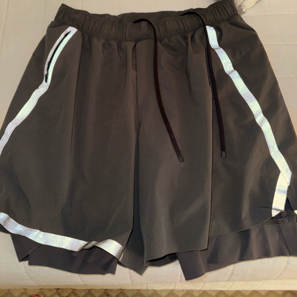 Men’s graphite grey (dark) surge lined short